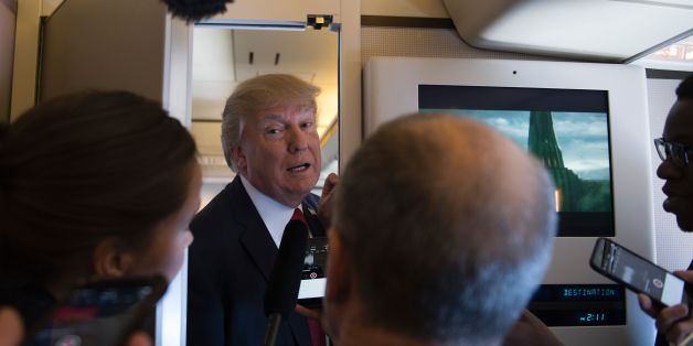 US-Präsident Trump spricht spontan zu Reportern - aber alle reden über das, was sich neben ihm abspielt