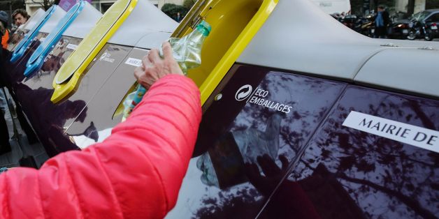 A person uses the new Trilib selective waste recycling bins and containers in Paris on December 5, 2016.
/ AFP / GEOFFROY VAN DER HASSELT (Photo credit should read GEOFFROY VAN DER HASSELT/AFP/Getty Images)