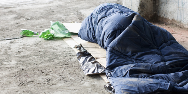 In Konstanz hat ein 19-Jähriger eine schlafende Obdachlose angegriffen und lebensbedrohlich verletzt.