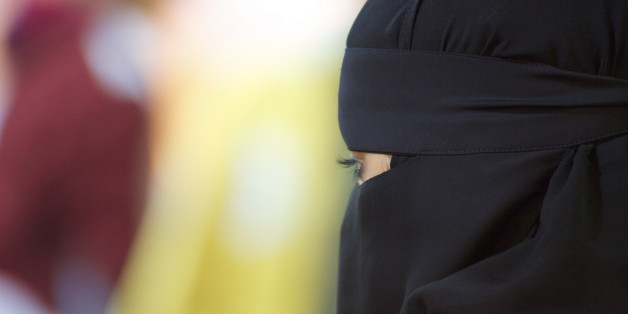 Busfahrer in Emden will verschleierte Frau nicht mitnehmen - diese heftige Strafe droht ihm jetzt