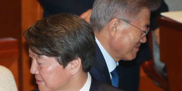 문재인 더불어민주당 대선후보와 안철수 국민의당 대선후보가 12일 서울 여의도 국회에서 열린 헌법개정 특별위원회 전체회의를 마친 뒤 참석자들과 인사하고 있다.