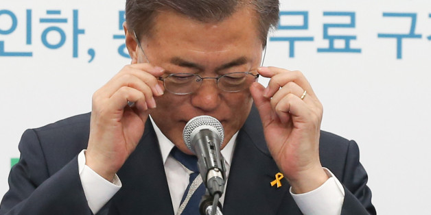 문재인 더불어민주당 대선 후보가 16일 서울 여의도 중당당사에서 열린 대중교통정책 발표 기자회견을 하기 앞서 안경을 고쳐쓰고 있다.