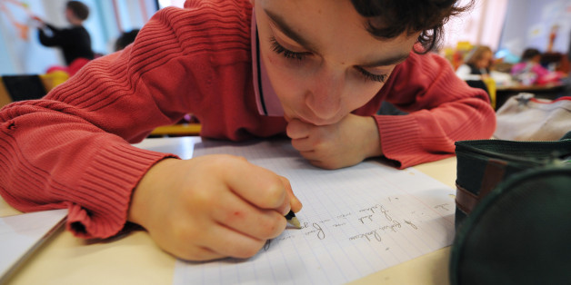 Une élève de CE1 écrit sur son cahier, le 05 décembre 2011 à l'école privée Immaculée Conception à de Seclin. AFP PHOTO PHILIPPE HUGUEN (Photo credit should read PHILIPPE HUGUEN/AFP/Getty Images)