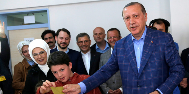 Turkish President Tayyip Erdogan casts his ballot at a polling station during a referendum in Istanbul, Turkey, April 16, 2017. REUTERS/Murad Sezer TPX IMAGES OF THE DAY