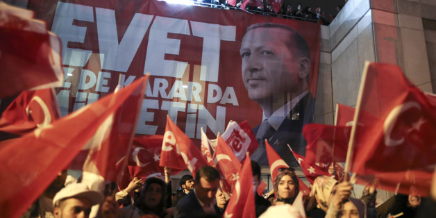 Erdogan-Anhänger feiern den Sieg im Türkei-Referendum