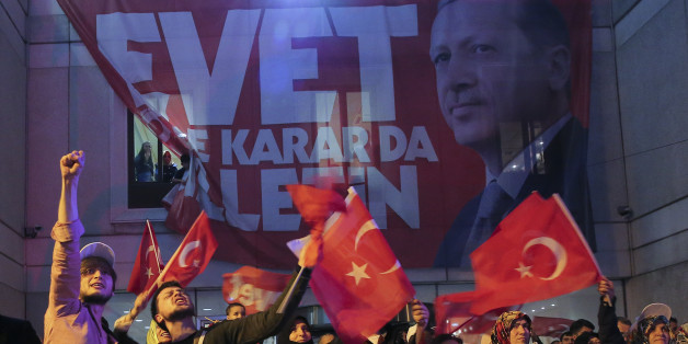 Supporters of Turkish President Tayyip Erdogan celebrate in Istanbul April 16, 2017. REUTERS/Huseyin Aldemir