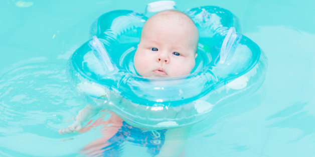 Baby mit Schwimmring im Pool