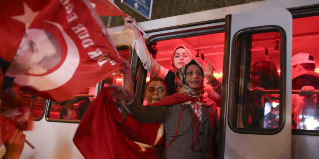 Supporters of Turkish President Tayyip Erdogan celebrate in Istanbul, Turkey, April 16, 2017. REUTERS/Alkis Konstantinidis