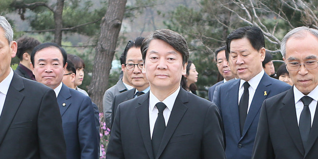 안철수 국민의당 대선 후보가 5일 오전 동작구 국립서울현충원에서 김영삼 전 대통령 묘역 참배를 위해 이동 하고 있다.