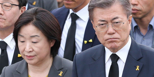 문재인 더불어민주당 대선 후보(오른쪽부터), 심상정 정의당 대선 후보, 유승민 바른정당 대선후보가 16일 경기 안산시 정부합동분향소에서 열린 세월호 3주기 기억식에서 분향을 하기 위해 이동하고 있다.