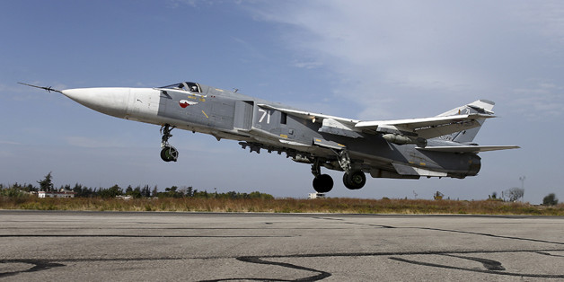 Ein russischer Jet vom Typ Sukhoi Su-24 steigt von der Luftwaffenbasis Hmeymim in Syrien auf