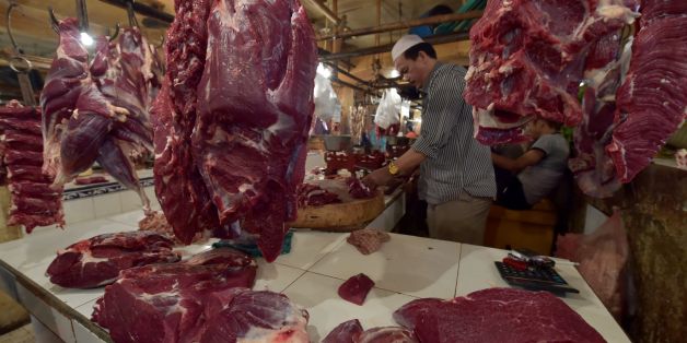 Vendors wait for customers at a market in Jakarta on October 6, 2016. / AFP / ADEK BERRY (Photo credit should read ADEK BERRY/AFP/Getty Images)