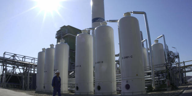 Leuna, GERMANY: FILES - A picture taken 30 May 2003 shows an employee of German engineering conglomerate Linde walking past the company's hydrogen plant in Leuna, eastern Germany. Linde said 06 March 2006 that it planned to buy British industrial gas group BOC in an 8.2-billion-pound deal that would make it the world's biggest industrial gas maker. AFP PHOTO DDP/JENS SCHLUETER GERMANY OUT (Photo credit should read JENS SCHLUETER/AFP/Getty Images)