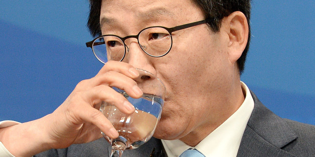 유승민 바른정당 대선후보가 21일 오전 서울 여의도 마리나클럽에서 열린 한국방송기자클럽 초청 토론회에서 목을 축이고 있다.