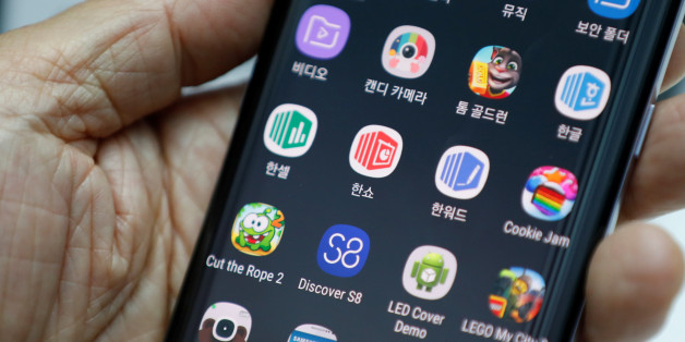 A man tries out a Samsung Electronics' Galaxy S8 smartphone at a shop in Seoul, South Korea, April 6, 2017. Picture taken on April 6, 2017. REUTERS/Kim Hong-Ji