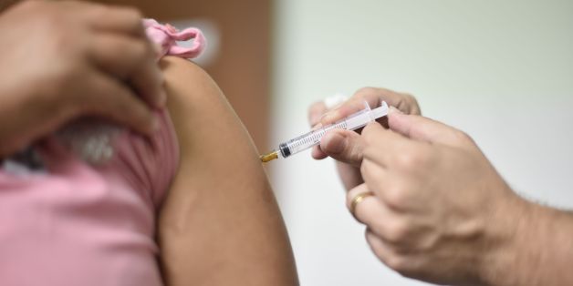 People line up to receive the yellow fever vaccine at a public health post in Caratinga, in the southeastern state of Minas Gerais, Brazil, on January 13, 2017.
Health authorities of Minas Gerais decreed a health emergency in 152 cities and towns due to a likely outbreak of yellow fever. There have been 110 suspected cases of yellow fever in the state, with 30 probable deaths, so far this year. / AFP / DOUGLAS MAGNO (Photo credit should read DOUGLAS MAGNO/AFP/Getty Images)