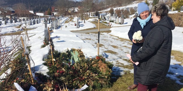 Die Kultkandidatin Beate aus "Schwiegertochter gesucht" hat am Grab ihrer Mutter ein rührendes Gedicht vorgetragen