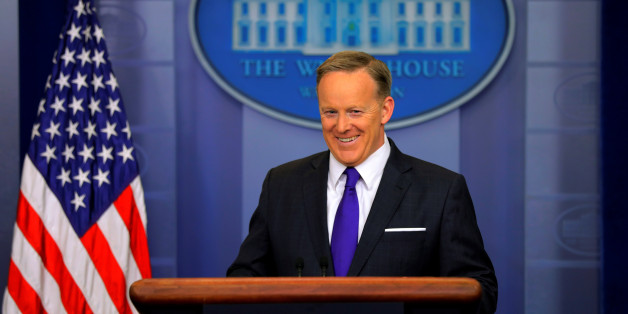 Der US-Präsident Donald Trump und sein Pressesprecher scheinen ein gutes Team zu bilden
