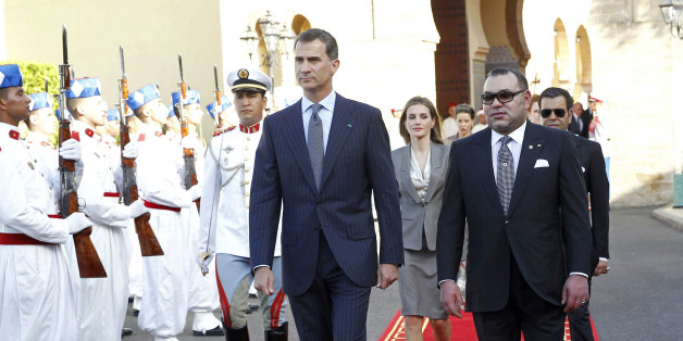 Le roi d'Espagne Felipe VI et sa femme Letizia reçus par le roi Mohammed VI, à leur arrivée au Palais royal de Rabat, le 14 juillet 2014