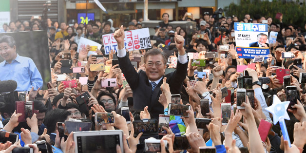 더불어민주당 문재인 대선 후보가 27일 오후 경기도 성남시 야탑역 광장에서 열린 집중유세에서 지지자들과 인사하고 있다.