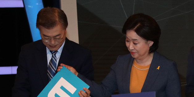 더불어민주당 문재인(왼쪽부터), 정의당 심상정, 바른정당 유승민, 국민의당 안철수, 자유한국당 홍준표 대선후보가 28일 오후 서울 상암동 MBC 스튜디오에서 선거관리위원회 주최로 열린 생방송 토론을 시작하기 앞서 투표참여 독려 피켓을 들고 있다. 2017.4.28