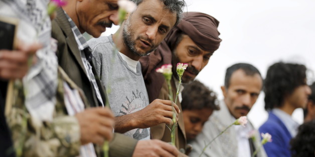 Des membres de la communauté baha'ie au Yémen se rassemblent en soutien à un fidèle arrêté. Sanaa, avril 2016.