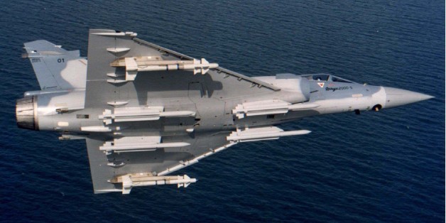 UNDATED RECENT FILE PHOTO - Greek Prime Minister Costas Simitis said on April 30 that Greece will buy more than 50 F16 Block-50+ fighter jets from Lockheed Martin for about $2 billion and another 15 Mirage 2000-5 from Dassault. Defense Ministry sources said each Mirage, similar to the one pictured, would cost about $55 million.
SV/CLH/