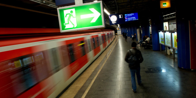 Männergruppe bedrängt Frau in München - Passanten ignorieren ihren Hilferuf
