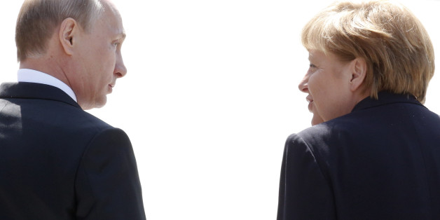 Bundeskanzlerin Angela Merkel ist am Dienstag zu ihrem mit Spannung erwarteten Treffen mit dem russischen Präsidenten Wladimir Putin nach Sotschi abgeflogen