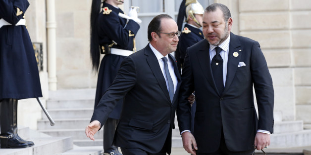 French President Francois Hollande (L) welcomes Morocco's King Mohammed VI at the Elysee Palace in Paris, France, February 17, 2016. REUTERS/Philippe Wojazer