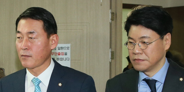 새누리당 황영철, 장제원 의원이 27일 서울 여의도 당사 조직국에서 탈당신고서를 제출하고 있다. 이날 새누리당 비박계 의원 29명은 탈당을 선언했다. 2016.12.27