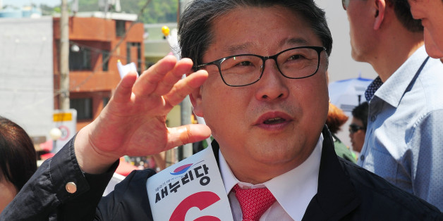 석가탄신일인 3일 오전 조원진 새누리당 대선 후보가 부산 삼광사를 찾아 유권자들과 인사를 나눈 후 취재진의 질문에 답하고 있다.