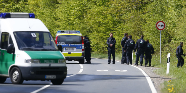 Police conduct a search of a forest area just outside the town of Oberursel near Frankfurt, Germany April 30, 2015. Police in southern Germany have prevented a planned Islamist attack, a German newspaper reported on Thursday, adding that a married couple had been arrested overnight after weapons and explosives were found in their home. REUTERS/Ralph Orlowski