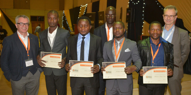 Les gagnants Anderson Diédri et Arison Tamfu aux côtés des finalistes Dayo Oketola et Phathizwe Mongezi Zulu, avec l’équipe Africa Check et Boris Bachorz de l’AFP.