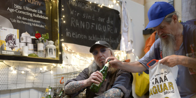 Hamburger Obdachlose in einem Käfig bei der Vorführung "Menschlicher ZOO" im Jahr 2013