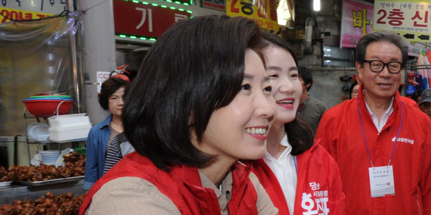 나경원 자유한국당 중앙공동선대위원장이 4일 오후 광주 북구 말바우시장을 방문, 시민들과 인사나누며 홍준표 대선 후보 지지를 호소하고 있다.