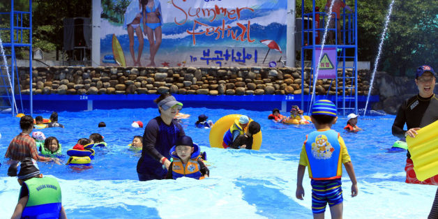 남 창녕군 부곡하와이에서 '2016 부곡하와이 썸머 페스티발'이 열리고 있다. 이날 부곡하와이 야외 파도 풀장과 얼음조각전시관에는 2700여 명의 이용객이 몰려 더위를 식혔다. 2016.7.24/