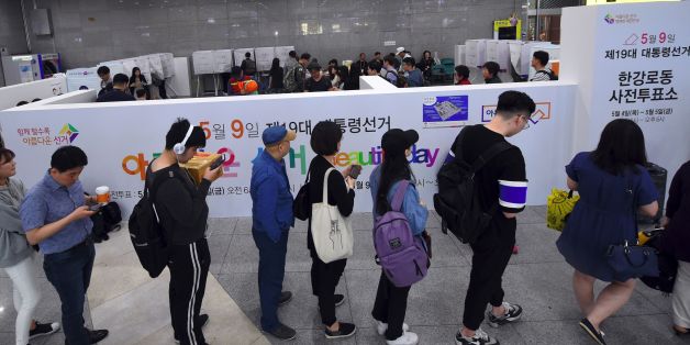 People wait in line to vote in advance at a polling station in Yongsan station in Seoul on May 4, 2017, ahead of next week's South Korean presidential election.
South Koreans can cast their ballots for the upcoming May 9 presidential election during the two-day early voting period until May 5. / AFP PHOTO / JUNG Yeon-Je (Photo credit should read JUNG YEON-JE/AFP/Getty Images)