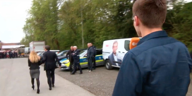 Armin Laschet auf der Flucht vor Heute-Show-Reporter Fabian Köster. Quelle: Heute Show, zdf
