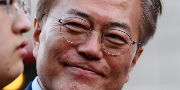 문재인 더불어민주당 대선 후보가 사전투표 25% 프리허그 공약을 실행하기 위해 6일 서울 홍대 걷고싶은거리에서 열린 투표참여 릴레이 버스킹 vote0509에 참석해 시민들의 발언을 듣고 있다.