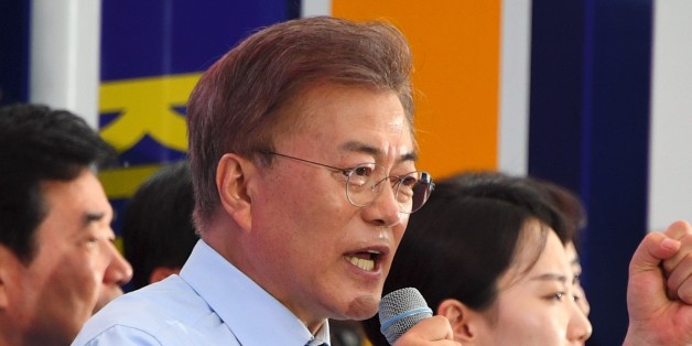 South Korean presidential candidate Moon Jae-In (C) of the Democratic Party speaks during his election campaign in Goyang city, northwest of Seoul, on May 4, 2017.South Korea will hold a presidential election on May 9 to replace former President Park Geun-hye, who was ousted from office in March over a corruption and abuse-of-power scandal. / AFP PHOTO / JUNG Yeon-Je (Photo credit should read JUNG YEON-JE/AFP/Getty Images)