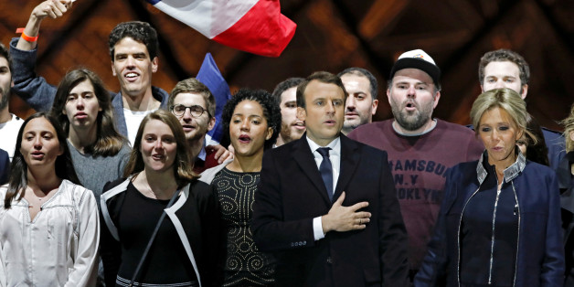 Der frisch gewählte französische Präsident Emmanuel Macron feiert seinen Sieg gemeinsam mit seiner Frau Brigitte Trogneux vor dem Louvre