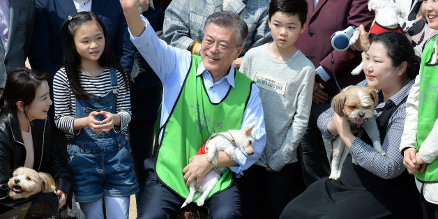 문재인 더불어민주당 대선후보가 15일 오후 서울 마포구 상암월드컵공원 반려견 놀이터에서 반려인들을 만나 반려동물 정책을 밝히며 시민들에게 인사를 하고 있다.