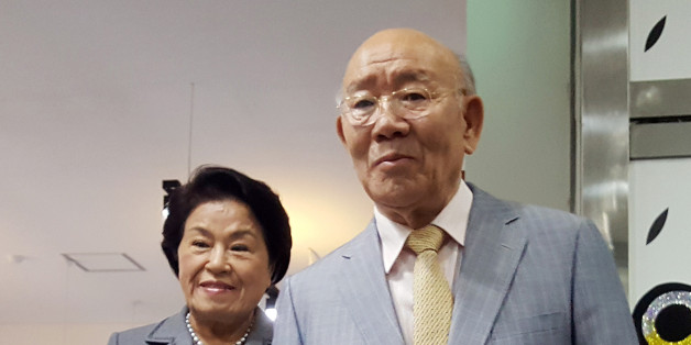 전두환 전 대통령과 부인 이순자 여사가 제19대 대통령 선거일인 9일 오전 서울 서대문구 연희동 주민센터에 마련된 제1투표소를 찾아 투표하고 있다