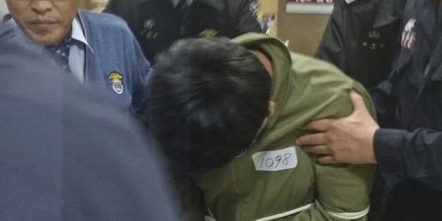 희대의 다단계 사기범 조희팔로부터 10억원을 받아 은닉한 혐의를 받고 있는 조희팔의 아들이 7일 오전 40여분간의 구속전 피의자심문(영장실질심사)을 받고 법정을 나오고 있다. 2015.11.7