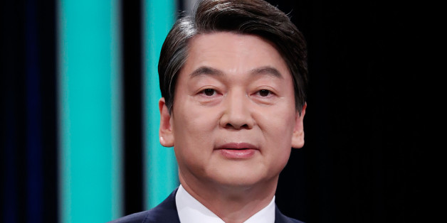 SEOUL, SOUTH KOREA - APRIL 23: Ahn Cheol-soo, the presidential candidate of the People's Party attends the joint TV debate for the upcoming May presidential election on April 23, 2017 in Seoul, South Korea. Following the impeachment of leader Park Geun-hye, South Korea is preparing for an early presidential election on May 9. (Photo by Jeon Heon-Kyun-Pool/Getty Images)