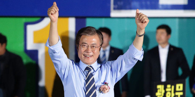 SEOUL, SOUTH KOREA - MAY 08: South Korean presidential candidate Moon Jae-in of the Democratic Party of Korea, cheer during a presidential election campaign on May 8, 2017 in Seoul, South Korea. (Photo by Chung Sung-Jun/Getty Images)