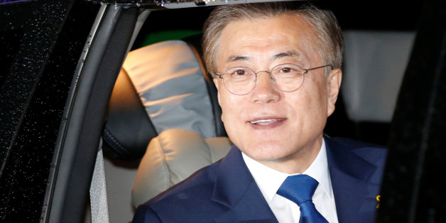 Moon Jae-in, the presidential candidate of the Democratic Party of Korea, leaves his house for his party situation room to watch live television coverage of vote count in Seoul, South Korea May 9, 2017. REUTERS/Kim Kyung-Hoon