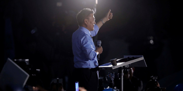 Moon Jae-in, the presidential candidate of the Democratic Party of Korea, speaks during his election campaign rally in Seoul, South Korea May 8, 2017. REUTERS/Kim Hong-Ji