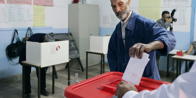 A man casts his vote at a polling station in Tunis October 26, 2014. Tunisians elect a new parliament on Sunday as the prospect of a full democracy finally comes within their reach, four years after they cast out autocrat Zine El-Abidine Ben Ali. REUTERS/Anis Mili (TUNISIA - Tags: POLITICS ELECTIONS)